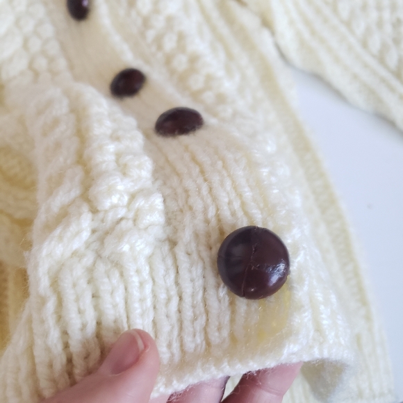 Vintage 1970s Childs Girls Boys Cream Knit Cardigan Sweater Wood Button #18 - Picture 10 of 10
